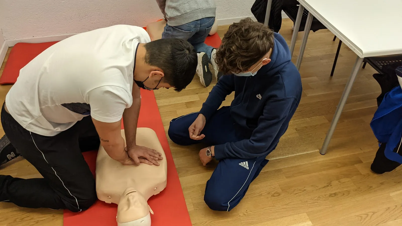 Kurz první pomoci — nácvik resuscitace na figuríně