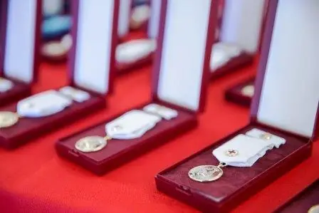 Medaile připravené k předání dárcům krve na slavnostním shromáždění 2017