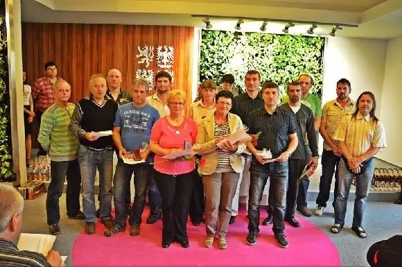 Skupina oceněných dárců krve na slavnostním předání