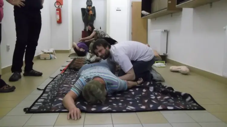 Nácvik stabilizované polohy na kurzu Zdravotník zotavovacích akcí