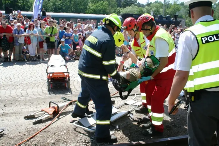 Nácvik zásahu záchranných složek s namaskovaným zraněním u srážky vlaku