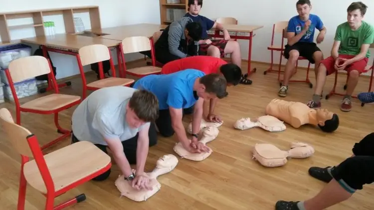 Dvojice žáků při nácviku resuscitace v tělocvičně