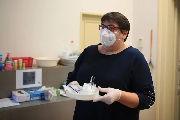 Ukázka zdravotnických pomůcek na kurzu ošetřovatelství
