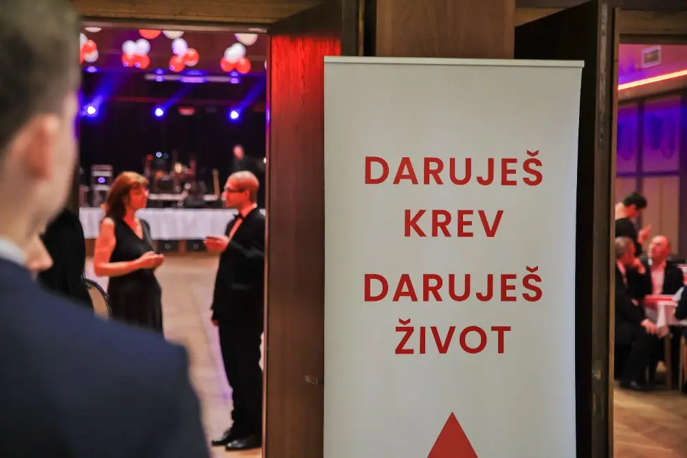 Cedule „Daruješ krev, daruješ život“ u vstupu na sál reprezentačního plesu ČČK